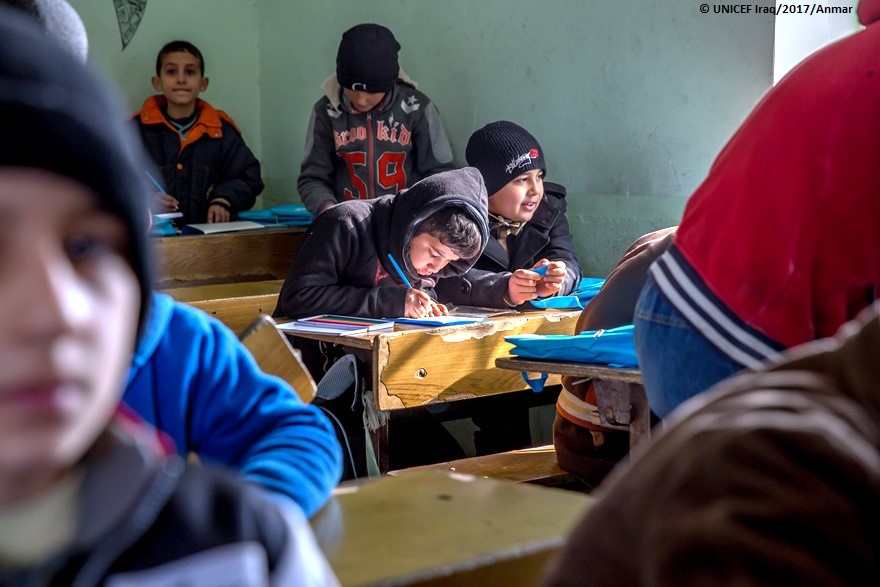 El descenso de la violencia en Mosul permite la vuelta a la escuela de 16.000 niños