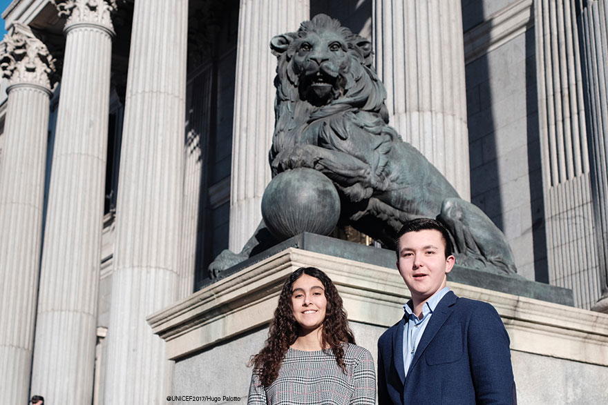 Los niños en el Congreso: Erika y Luis