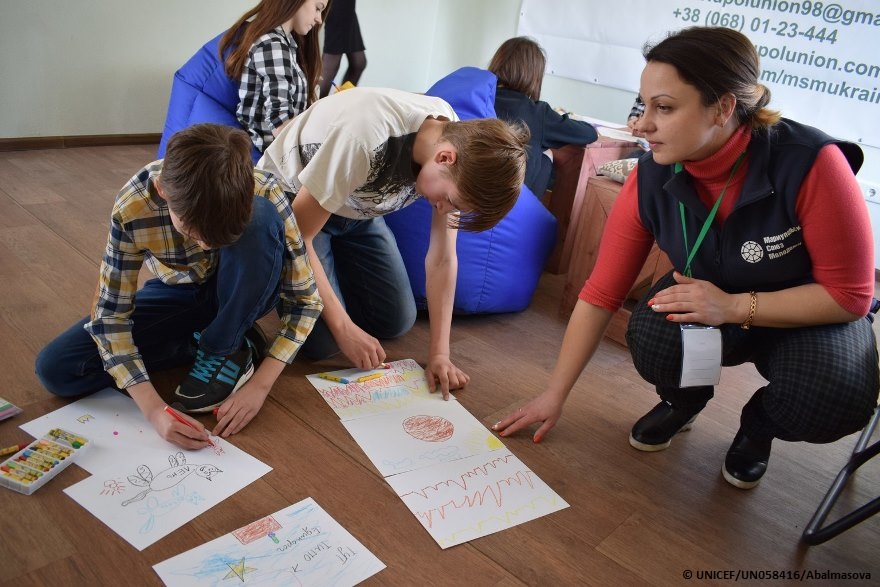 Ucrania: 200.000 niños necesitan apoyo psicosocial urgente en el este del país