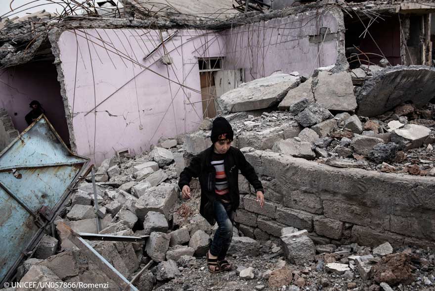 Un niño iraquí de 12 años camina entre los escombros de un edificio destrozado por los ataques aéreos
