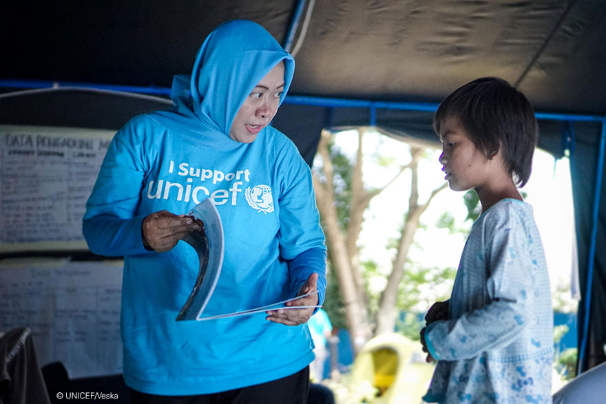 1 mes del tsunami en Indonesia: miles de niños siguen sin casa y sin escuela