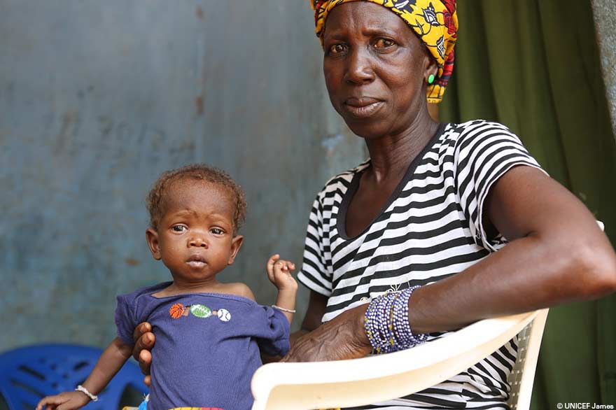 Baby Fatima regresó a la aldea de su madre a los dos meses de edad para ser cuidada por su abuela Sia Gbandawa.
