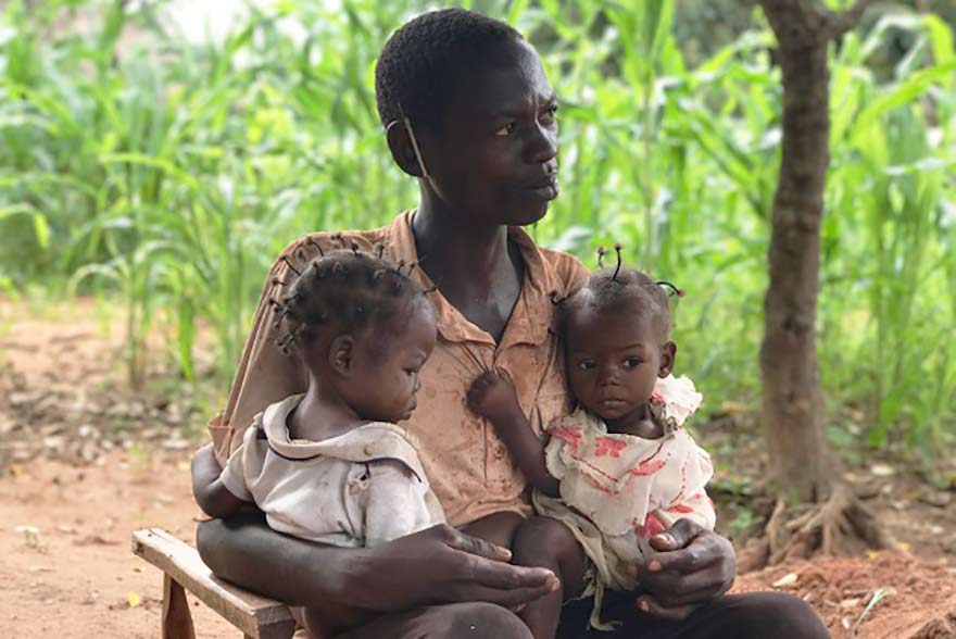 Muya con sus dos bebés.