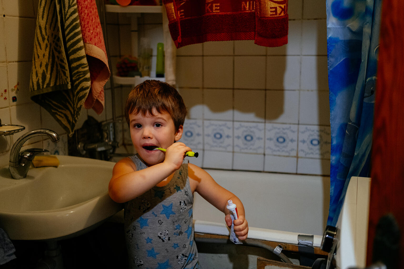 Un niño ucraniano lavándose los dientes en casa gracias a volver a tener agua potable