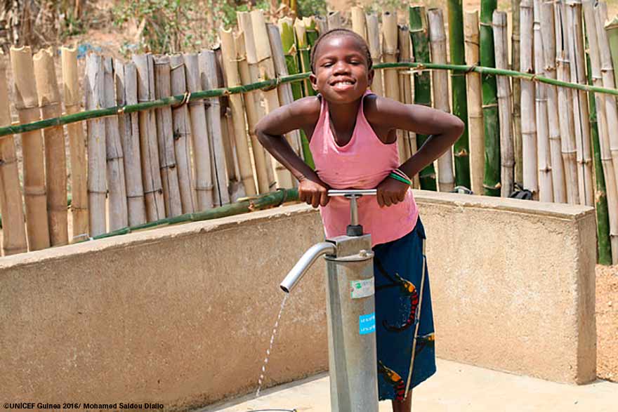 UNICEF hizo un pozo en su aldea y Seny Lamah, de 12 años, ya no tiene que enfrentarse a las serpientes para obtener agua limpia y segura.