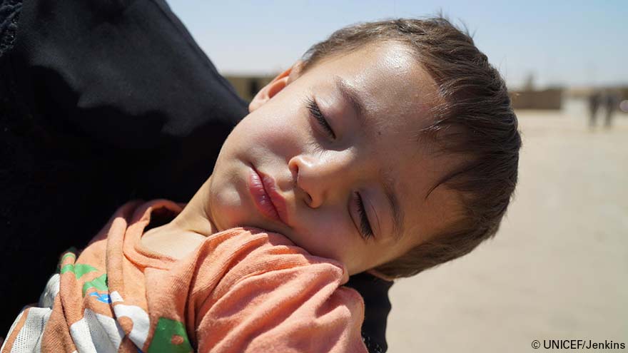 Ahmad, enfermo y con menos de 2 años, va al brazo de su madre.