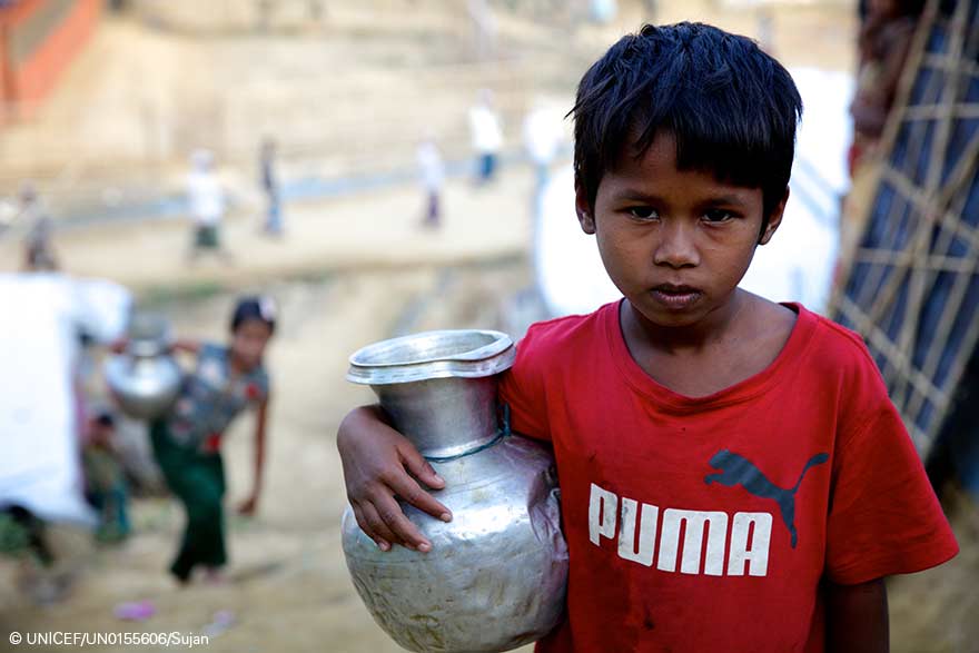 Uno de los 520.000 niños rohingya amenazados por los huracanes en Bangladesh