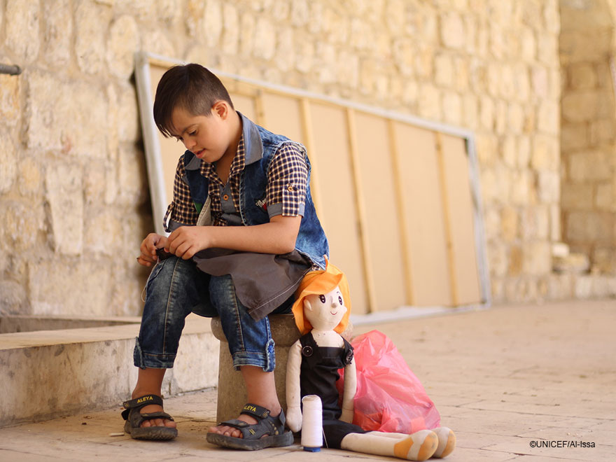 Bashar-cose-ropa-para-sus-munecas