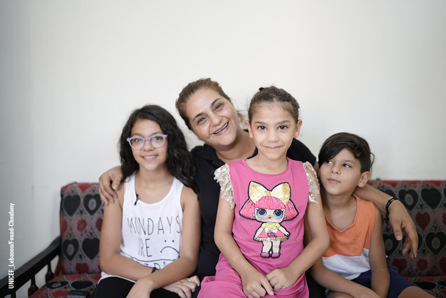 Faten posa con su familia, unade las que recibió apoyo psicosocial por parte de UNICEF