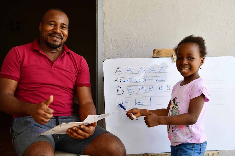 Claire y su padre estudiante desde casa en Costa de Marfil