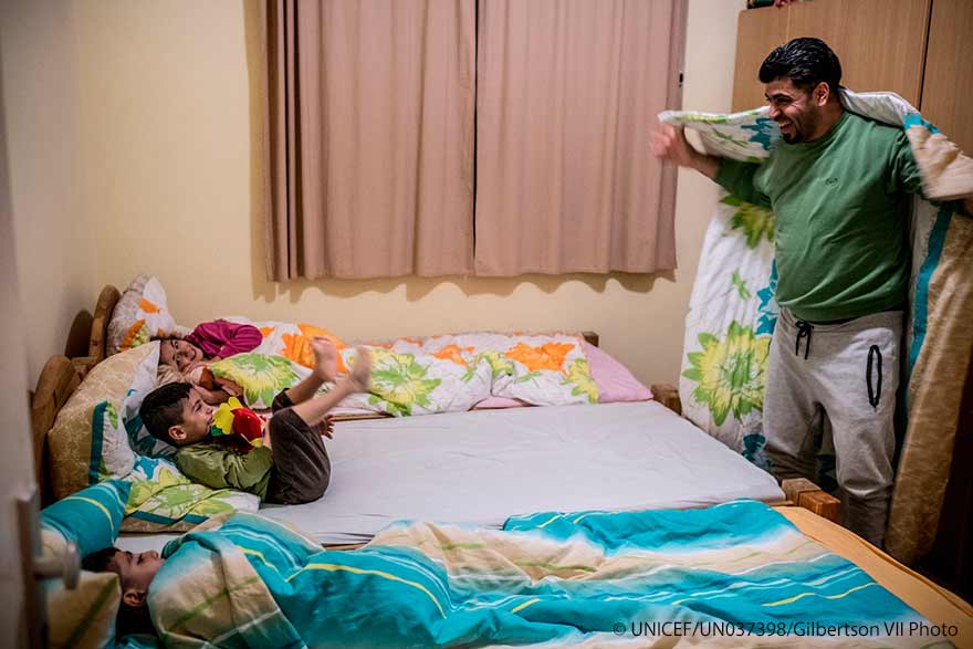 Khaled jugando con los tres niños antes de irse a dormir.