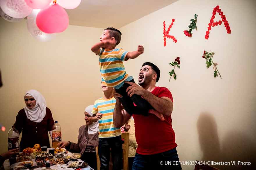 Khaled levanta en brazos a Karam