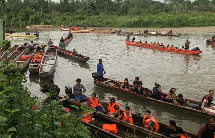 Llegada a Bajo Chiquito de personas que cruzan la ruta migratoria