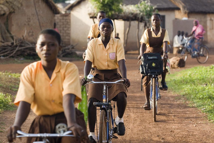 Niñas de Ghana reciben bicicletas para ir a la escuela. 
