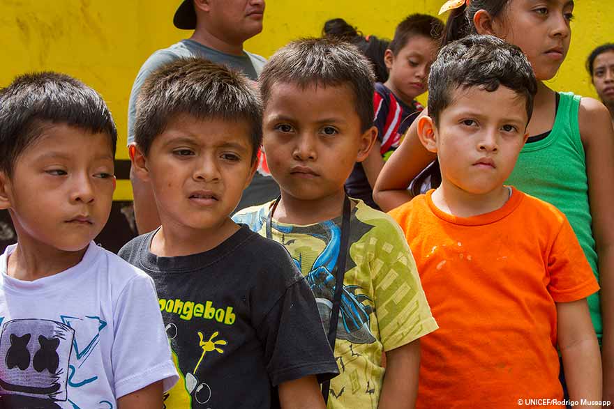 Miles de niños en peligro por la erupción del Volcán de Fuego
