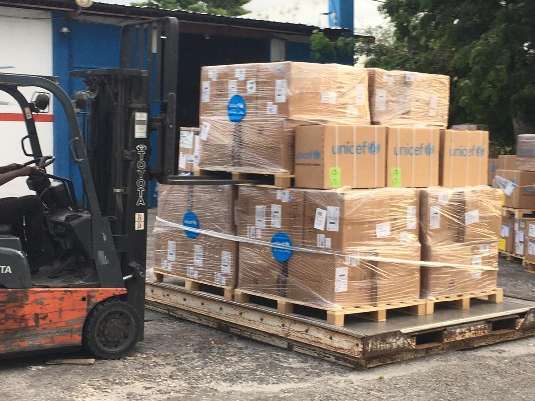 Llegada de ayuda humanitaria de UNICEF al aeropuerto de Haití