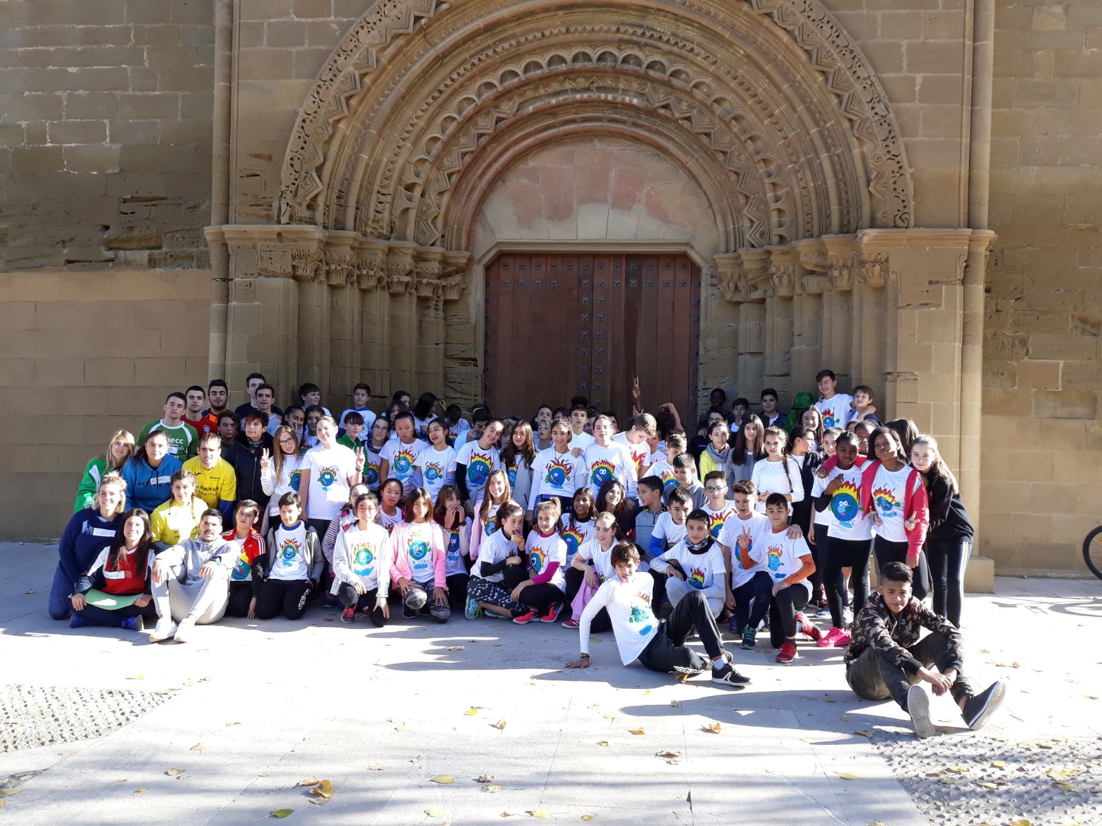 Alumnos y alumnas del IES Sierra de Guara durante la celebración del Día de la Infancia 2017