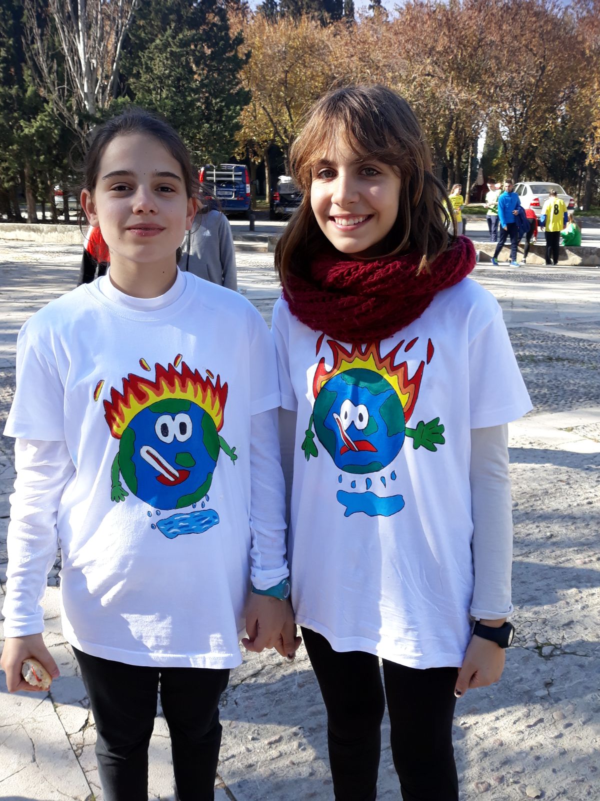 Dos alumnas del IES Sierra de Guara con las camisetas que han diseñado como parte de su proyecto por los derechos de infancia y el medio ambiente