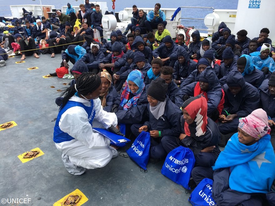España debe garantizar la correcta atención a los niños que llegan en el Aquarius