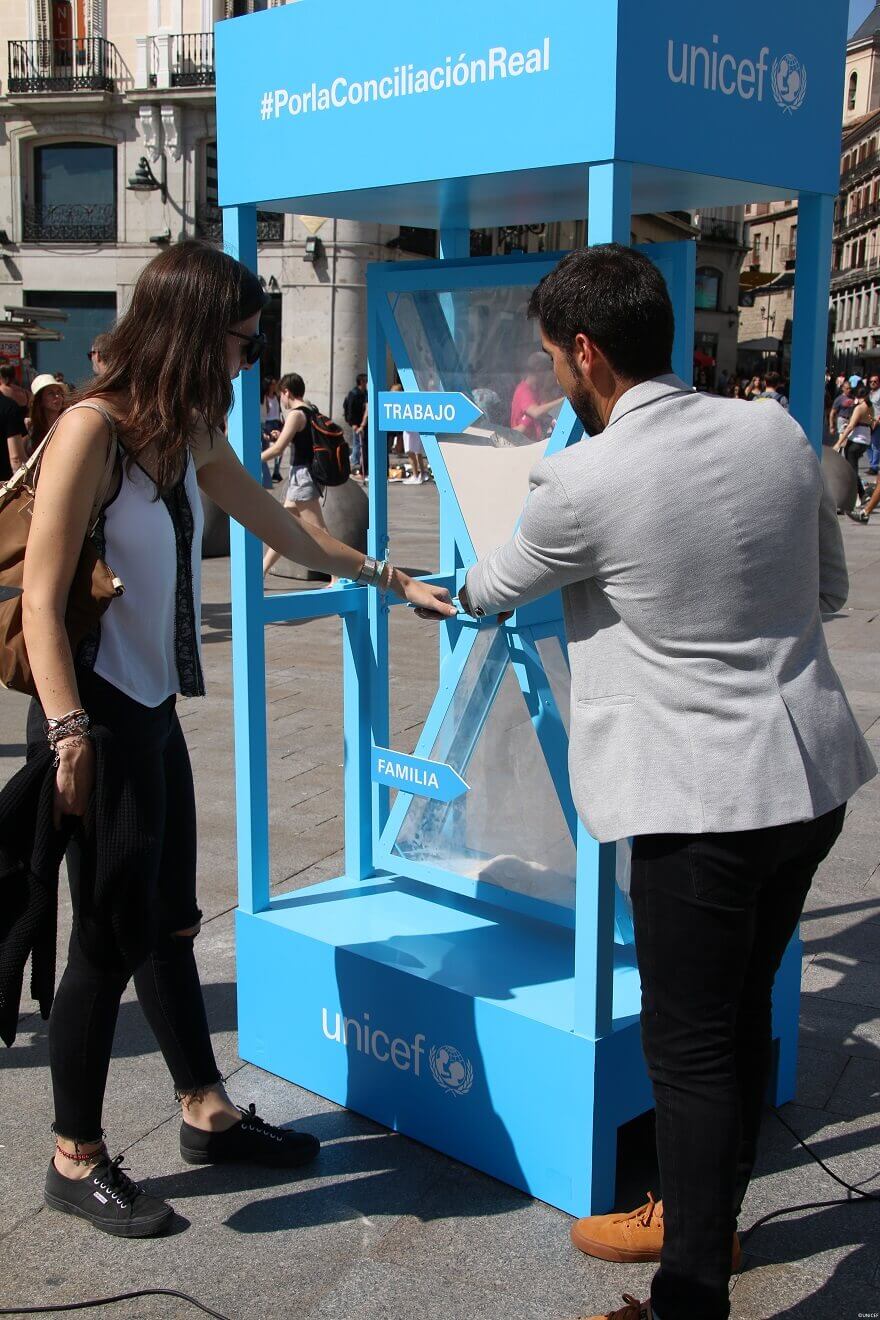 UNICEF España instala un reloj de arena en Madrid para recordar la urgencia de favorecer la conciliación laboral y familiar