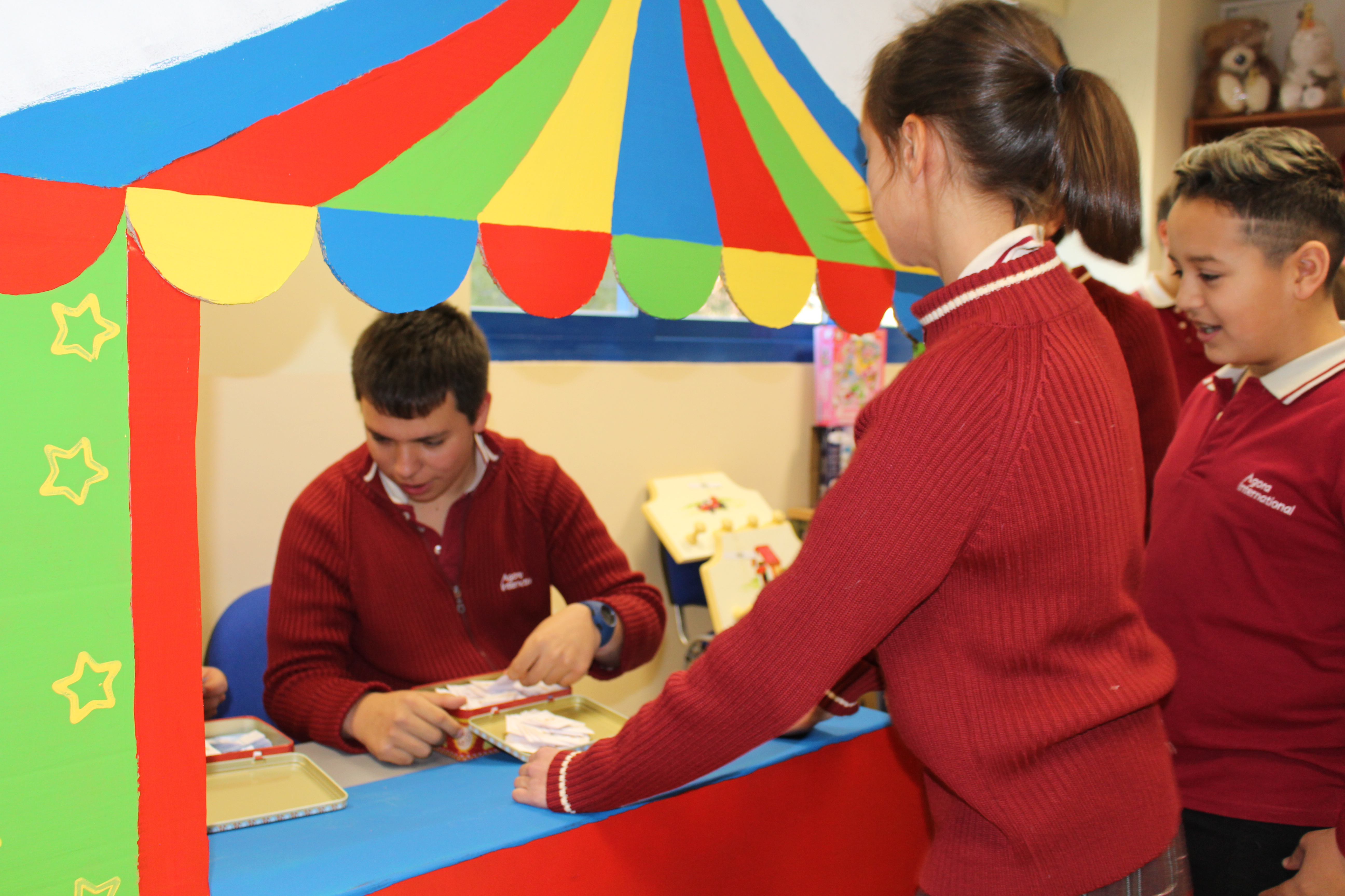 Tómbola solidaria en el Colegio Areteia (Madrid)