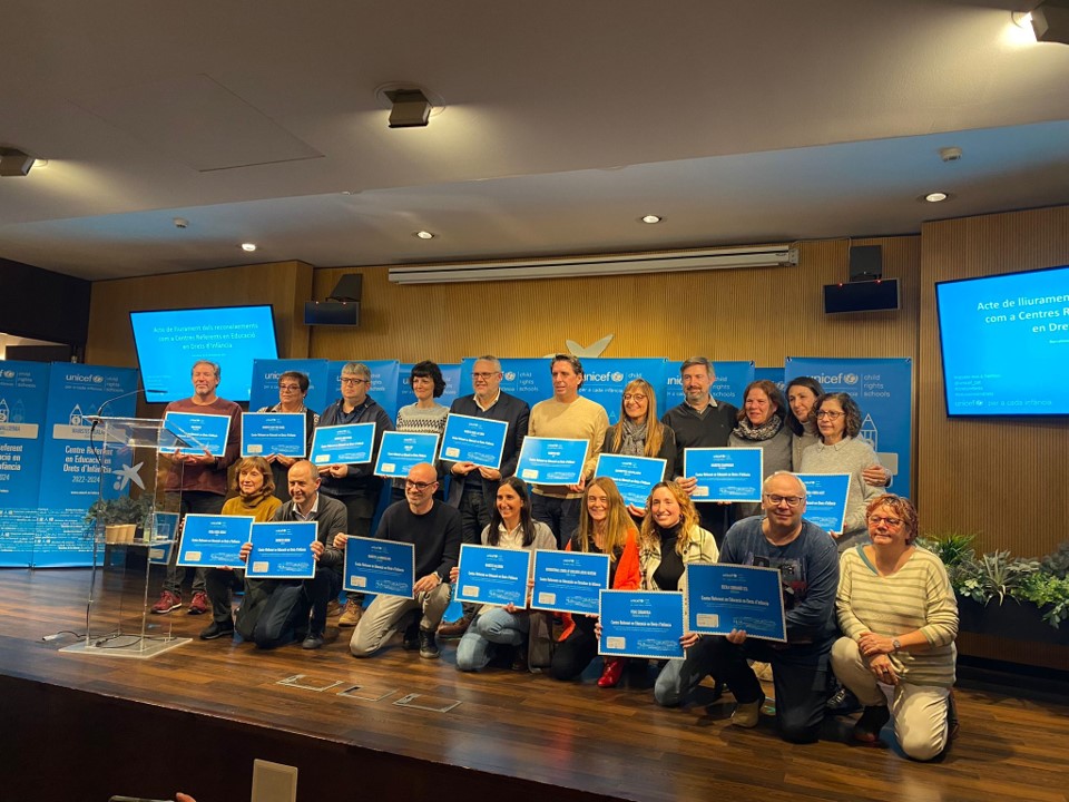 Entrega reconocimientos a los centros referentes en educación en derechos de infancia de Catalunya