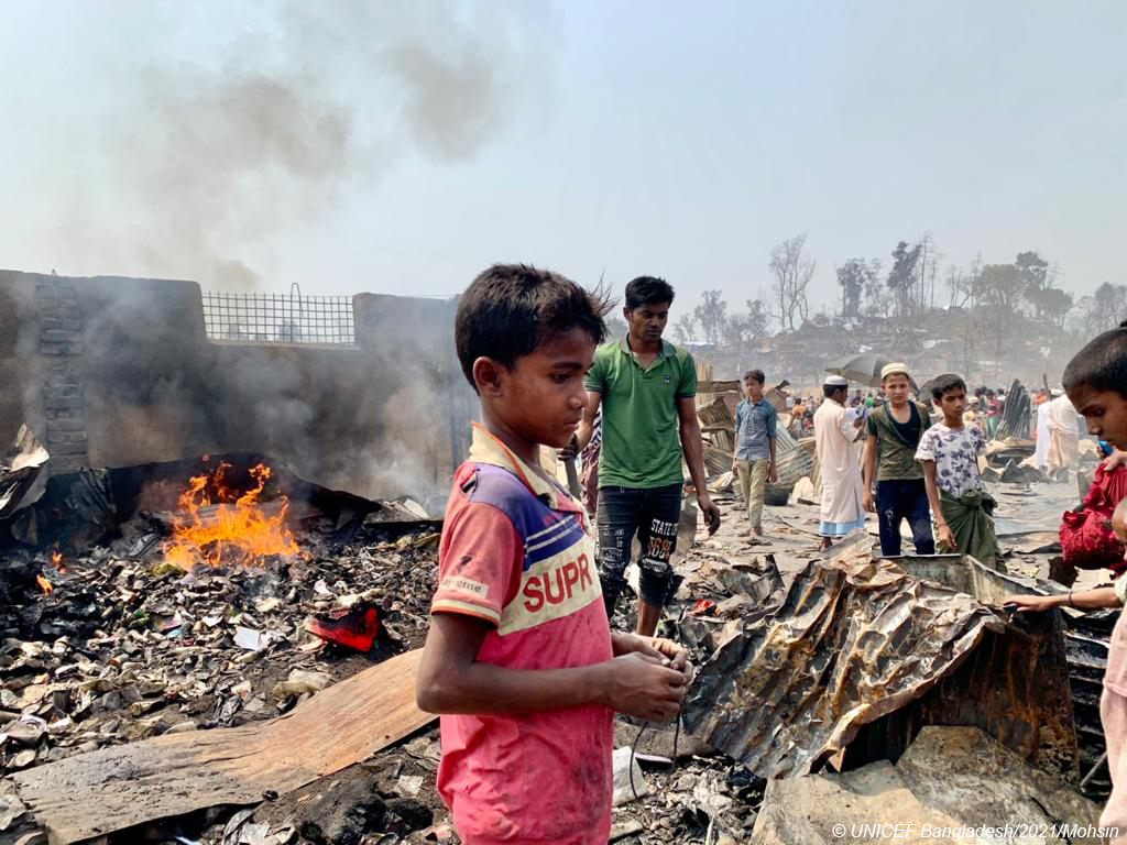 Un grupo de niños tras el incendio en Cox's Bazar