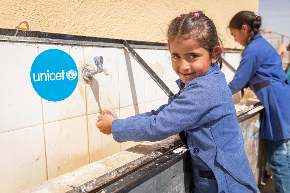 El acceso al agua y el jabón. Por eso, parte de nuestra respuesta a la crisis pasa por reimaginar un mundo donde todos los niños pueden acceder a ellos. Conoce cómo estamos equipando a familias y comunidades para protegerlas de la COVID-19.