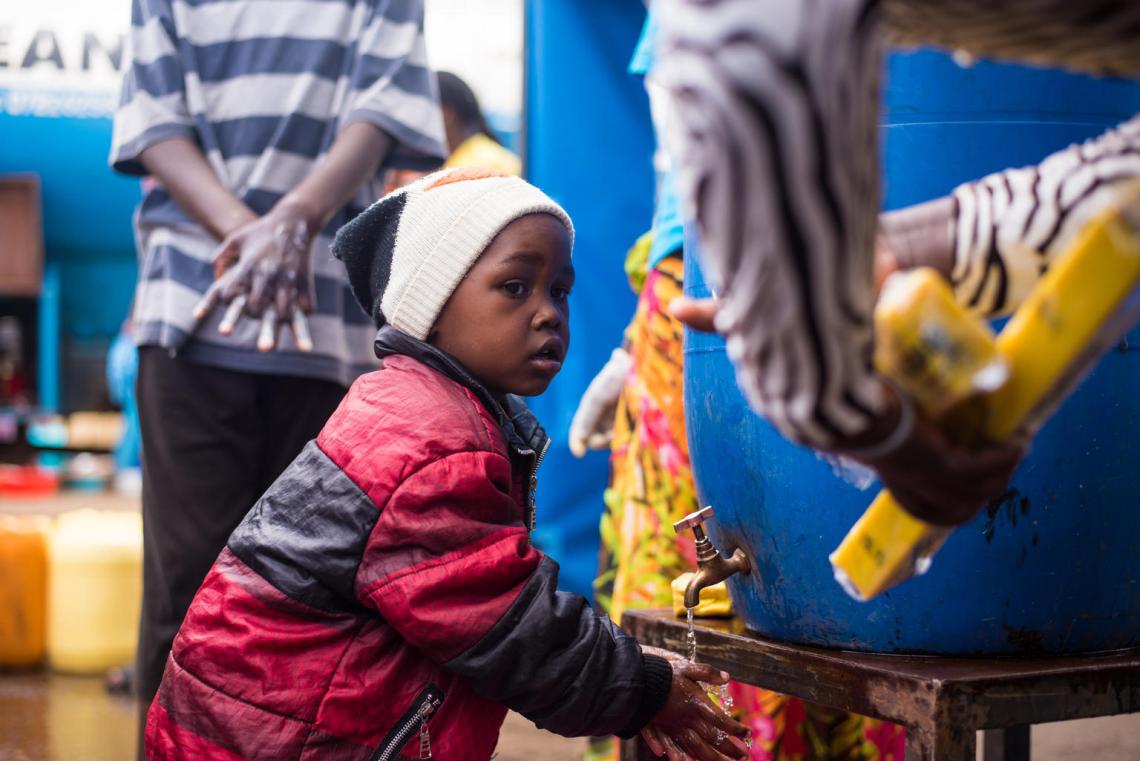 El acceso al agua y el jabón. Por eso, parte de nuestra respuesta a la crisis pasa por reimaginar un mundo donde todos los niños pueden acceder a ellos. Conoce cómo estamos equipando a familias y comunidades para protegerlas de la COVID-19.