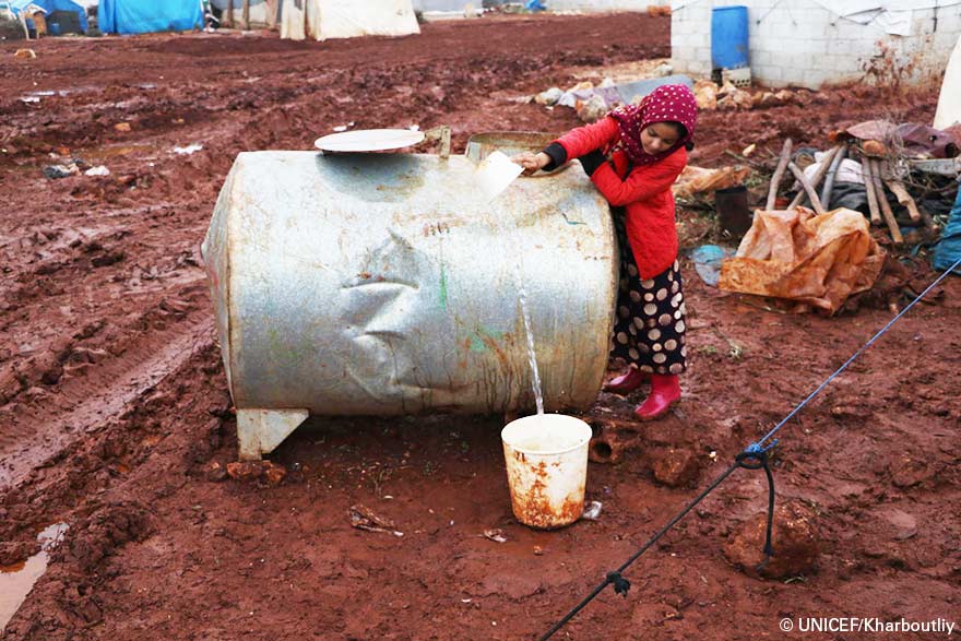 Khadija recoge agua cuando no puede ir al cole por la lluvia.