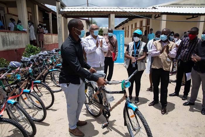 Los trabajadores de la salud se desplazan a comunidades remotas en bicicletas entregadas por UNICEF. 