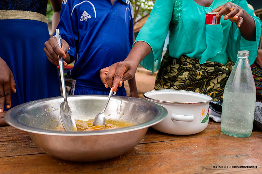 Niños aprenden a hacer tartas en el centro