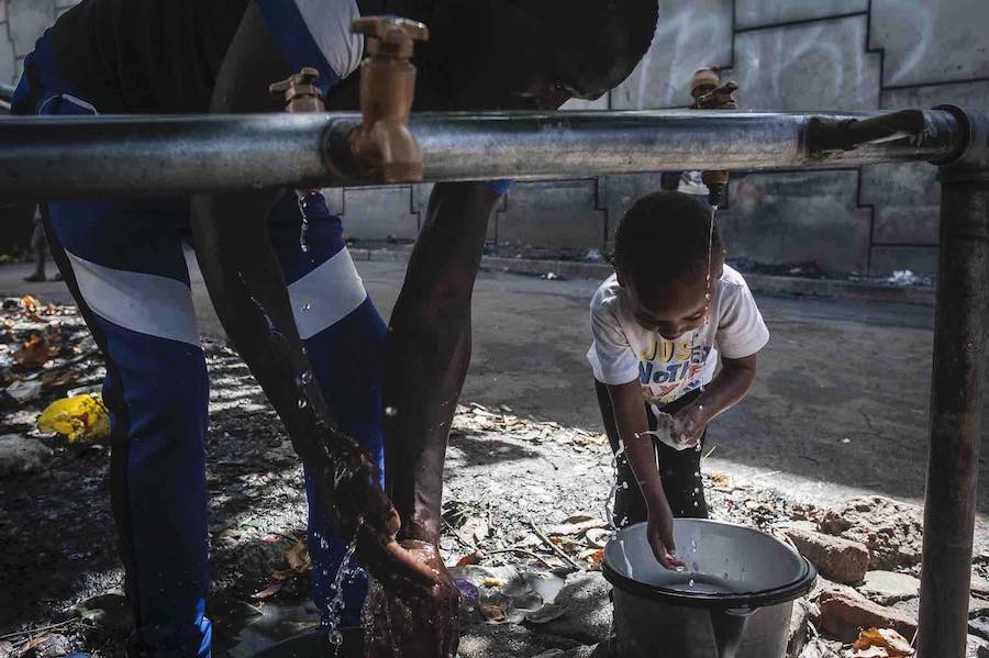 Lavado de manos en un asentamiento informal en Sudáfrica