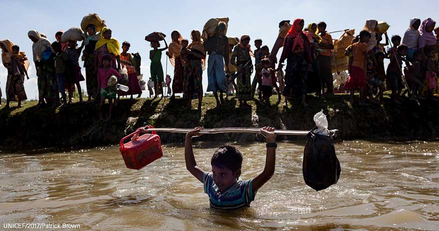 Niño rohingya cruzando río hacia Bangladesh