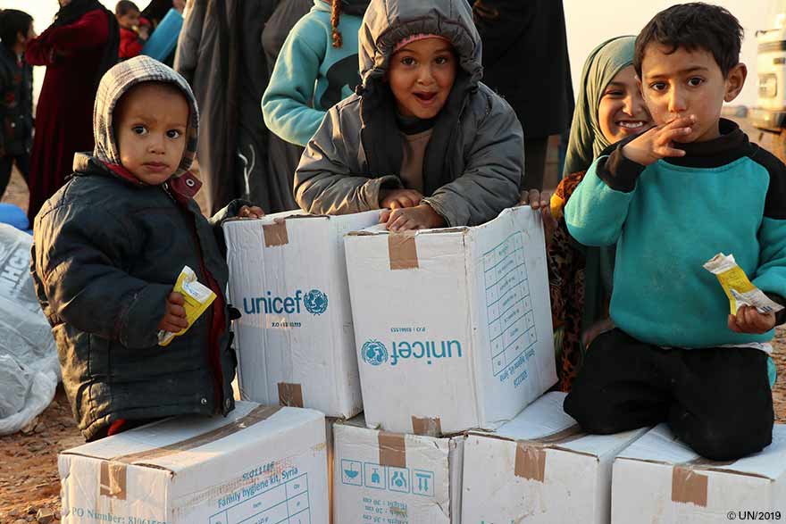 Niños sirios contentos con su ayuda humanitaria en Rukban