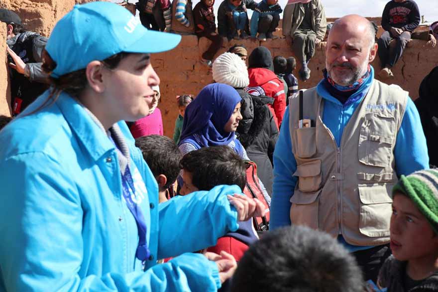 Ekiza y otra trabajadora de UNICEF con niños sirios en Rukban