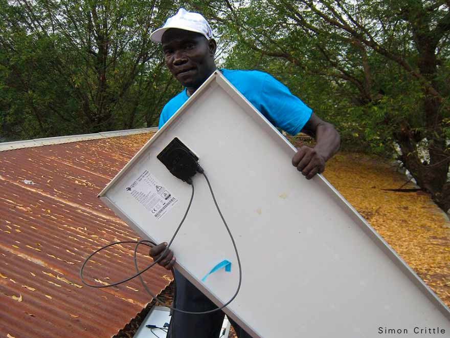 Samuel Peter colocando una placa solar que salvará vidas
