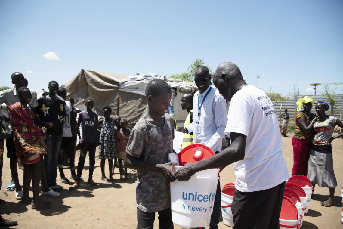 El acceso al agua y el jabón. Por eso, parte de nuestra respuesta a la crisis pasa por reimaginar un mundo donde todos los niños pueden acceder a ellos. Conoce cómo estamos equipando a familias y comunidades para protegerlas de la COVID-19.