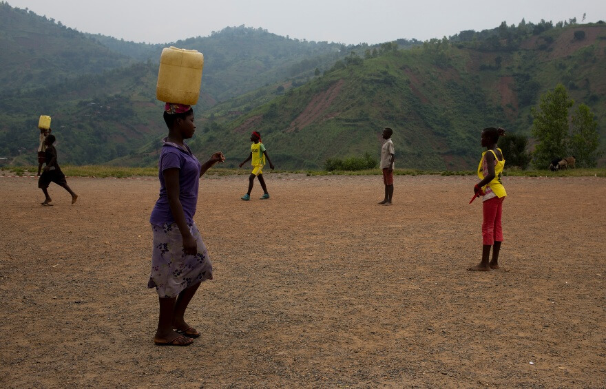Beyoncé se asocia con UNICEF para llevar agua potable a los niños de las zonas remotas de Burundi, en África oriental