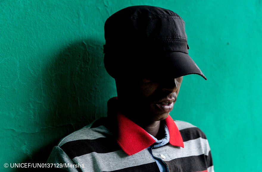 Los niños detenidos corren mayor riesgo de contraer COVID-19 y deben ser liberados