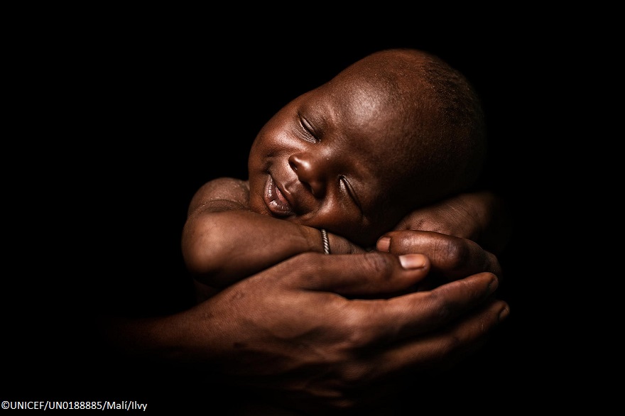 UNICEF España instala por primera vez un mupi interactivo que permite donar en el momento