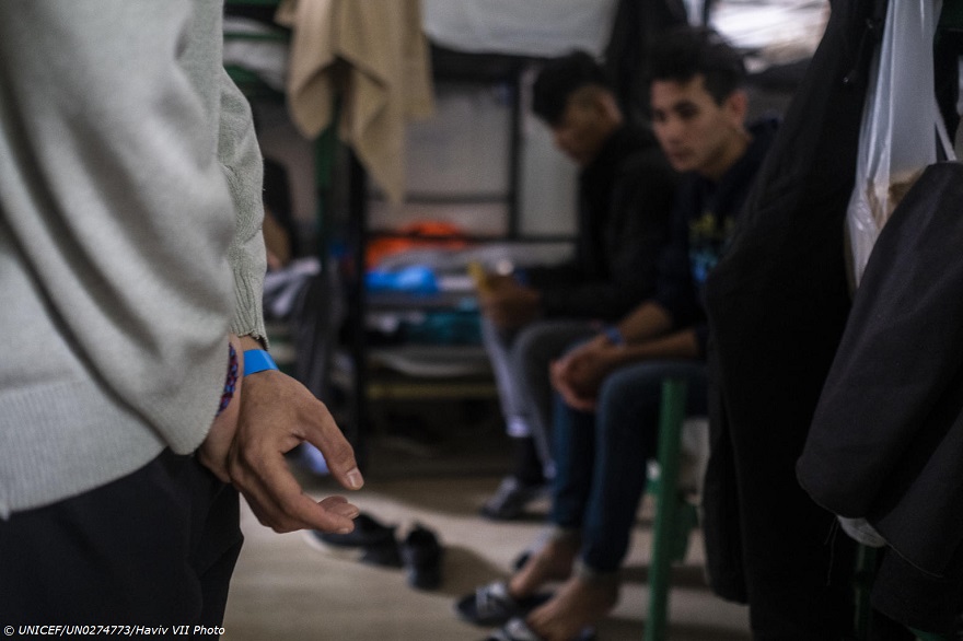 Más de 1.100 niños refugiados y migrantes no acompañados en Grecia necesitan alojamiento y protección