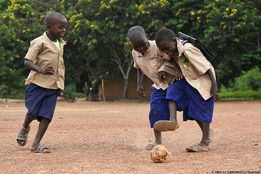 El deporte en equipo mejora el aprendizaje y el desarrollo de los niños y niñas, según un nuevo informe de la Fundación Barça y UNICEF 