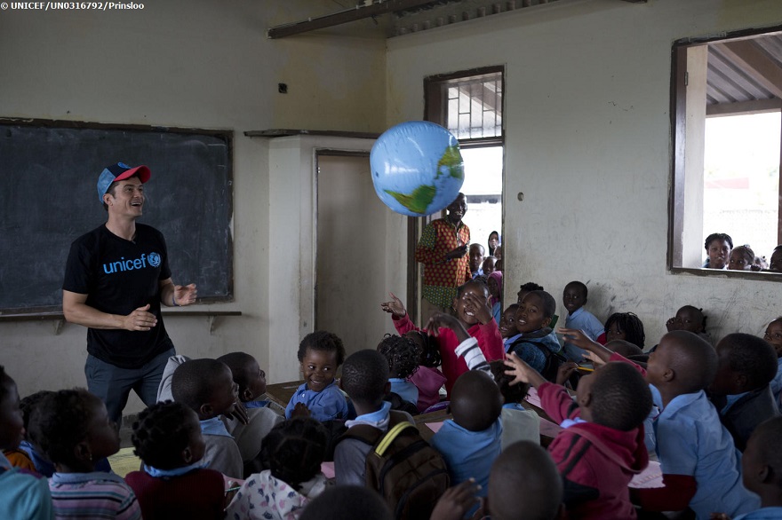 El Embajador de Buena Voluntad de UNICEF Orlando Bloom visita a los niños desplazados por el ciclón Idai en Mozambique