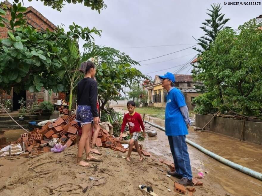 Más de 1,5 millones de niños en riesgo por las inundaciones en la región central de Vietnam