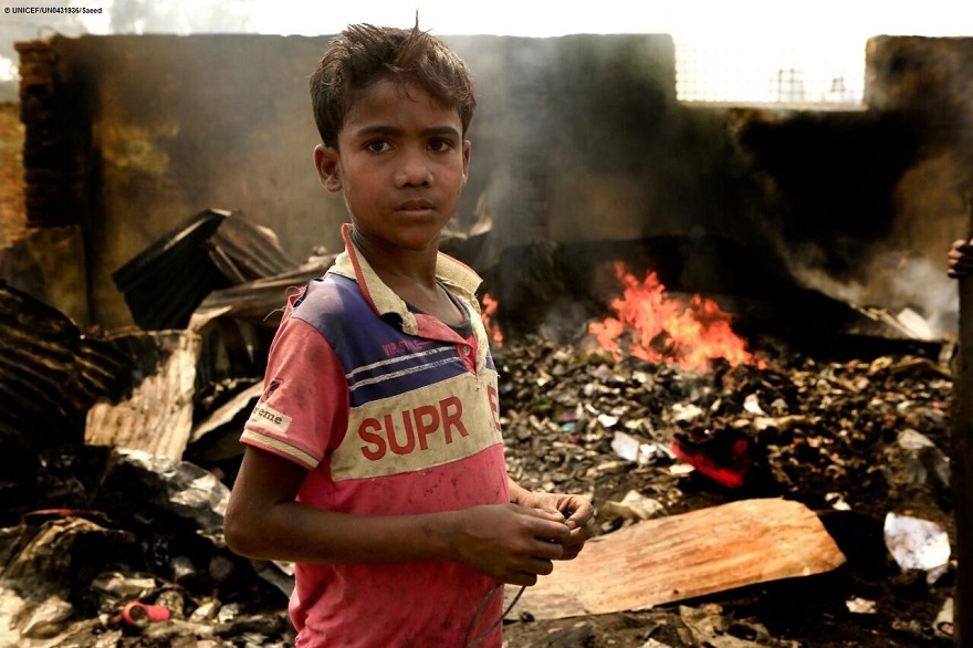 Un incendio devastador desplaza a miles de personas en los campos de refugiados rohingya en Cox’s Bazar, Bangladesh