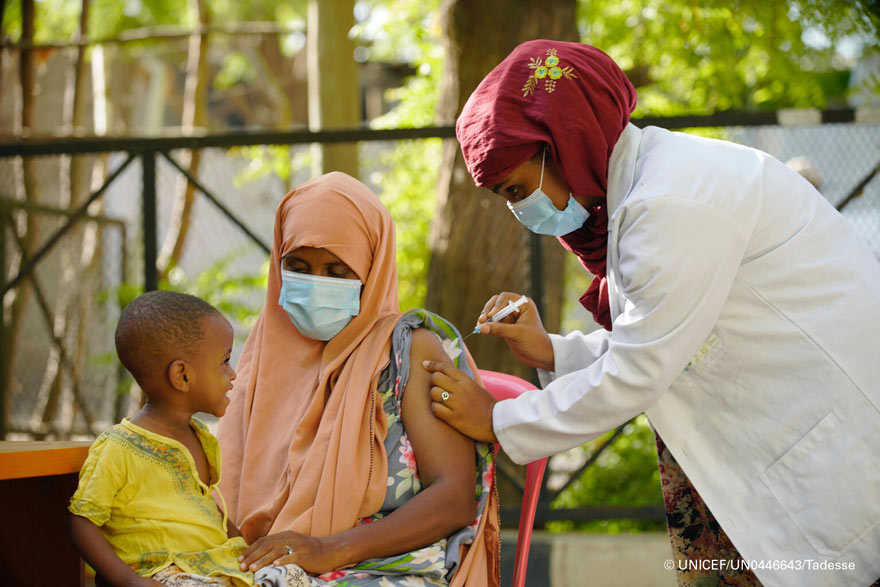 UNICEF España impulsa una Proposición No de Ley para que el Gobierno done el excedente de vacunas contra la COVID-19 a los países que apenas disponen de ellas