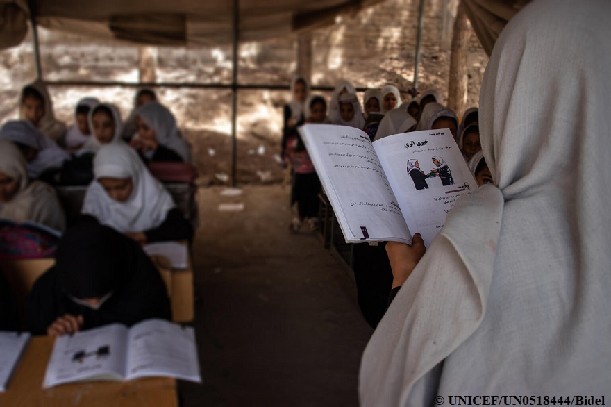 Afganistán: UNICEF proporciona ayuda para los profesores de escuelas públicas durante dos meses