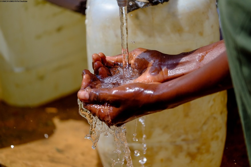 2.100 millones de personas carecen de agua potable en el hogar y más del doble no disponen de saneamiento seguro