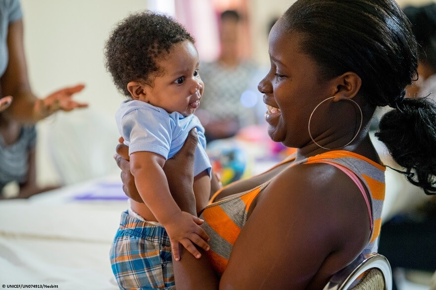 Solo 15 países del mundo cuentan con las tres políticas esenciales para ayudar a familias con niños pequeños 